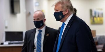 Donald Trump usa por primera vez cubrebocas en público en visita a hospital