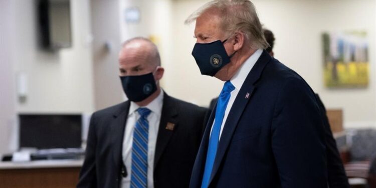 Donald Trump usa por primera vez cubrebocas en público en visita a hospital