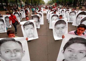 AMLO se compromete para resolución del caso Ayotzinapa