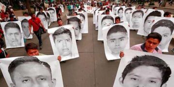 AMLO se compromete para resolución del caso Ayotzinapa