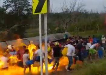 Momento en el que explota una pipa con combustible
