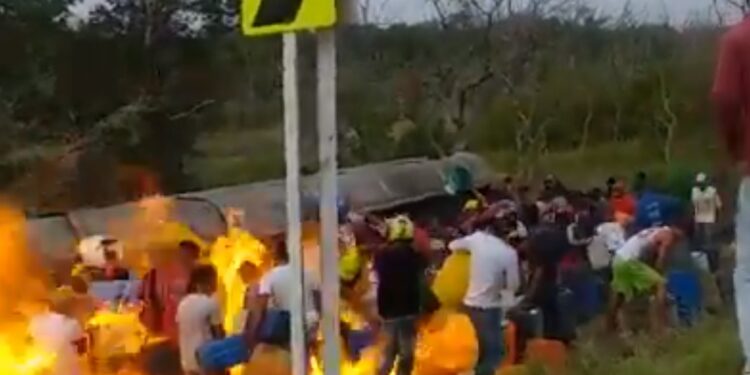 Momento en el que explota una pipa con combustible