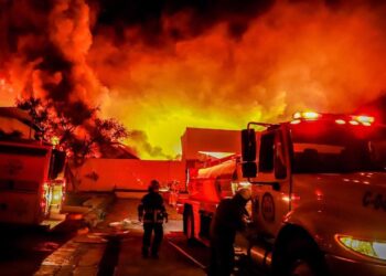 Fuerte incendio consume zona industrial CIVAC de Cuernavaca, Morelos