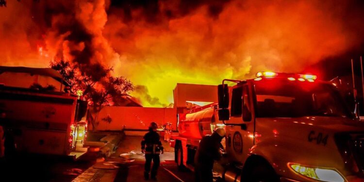 Fuerte incendio consume zona industrial CIVAC de Cuernavaca, Morelos