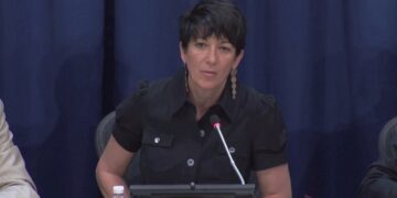 FBI detiene a socia de Jeffrey Epstein en supuesta trama de abuso sexual