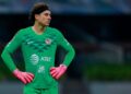 Guillermo Ochoa cerca de ser el arquero más goleado en los clásicos vs chivas