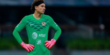 Guillermo Ochoa cerca de ser el arquero más goleado en los clásicos vs chivas