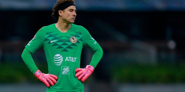 Guillermo Ochoa cerca de ser el arquero más goleado en los clásicos vs chivas