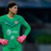 Guillermo Ochoa cerca de ser el arquero más goleado en los clásicos vs chivas