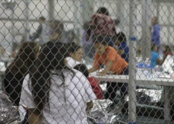 Jueza federal en EU ordena libertad a niños migrantes