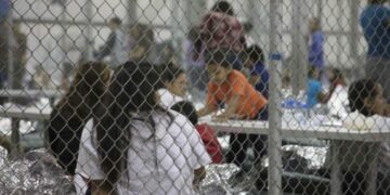 Jueza federal en EU ordena libertad a niños migrantes