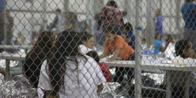 Jueza federal en EU ordena libertad a niños migrantes