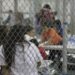 Jueza federal en EU ordena libertad a niños migrantes