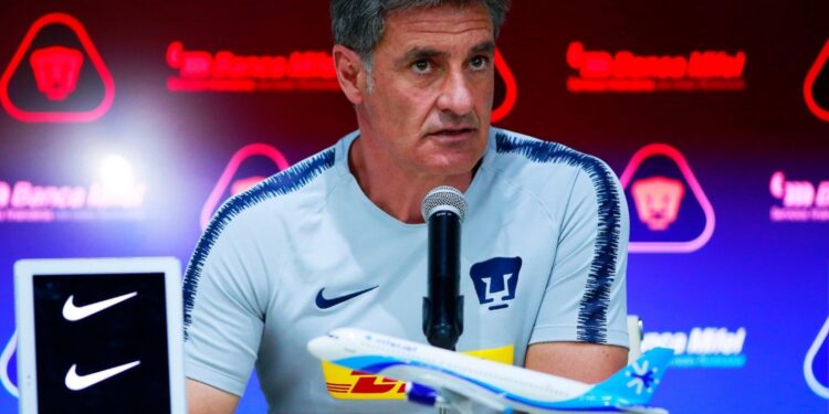 Míchel González renuncia como técnico de Pumas