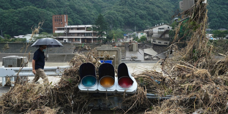 Japón insta a evacuar a más de 230 mil personas por lluvias en medio de la pandemia