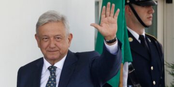 AMLO llega a la Casa Blanca donde lo recibe Trump
