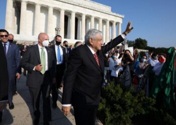 Simpatizantes y detractores reciben a AMLO en Washington