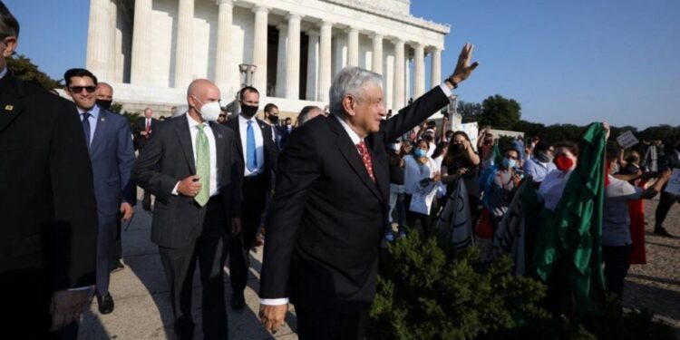 Simpatizantes y detractores reciben a AMLO en Washington