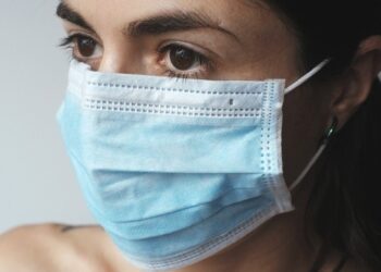 El uso de cubrebocas universal acabaría con la pandemia en un mes: líder del CDC