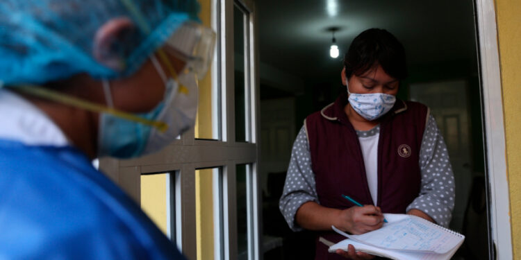 Brigadas médicas visitan a pacientes vulnerables al covid-19
