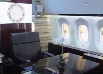 Muestran a medios interior del avión presidencial