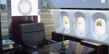 Muestran a medios interior del avión presidencial