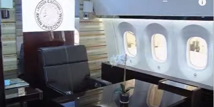 Muestran a medios interior del avión presidencial