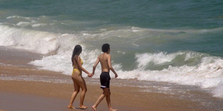 Playas de Acapulco cerrarían de nuevo si turistas incumplen medidas por covid-19