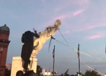 Queman banderas y derriban estatua de Colón en noche de protestas en EEUU