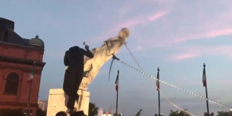 Queman banderas y derriban estatua de Colón en noche de protestas en EEUU