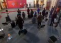 Guardan minuto de silencio en mañanera por muertos de covid-19