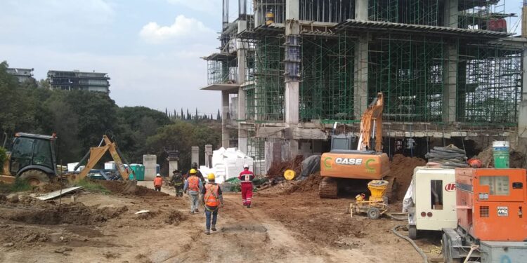 Rescatan a trabajadores atrapados en derrumbe de Santa Fe