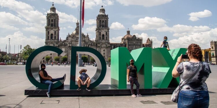 Sheinbaum anuncia que la CDMX se mantiene en semáforo naranja por COVID-19