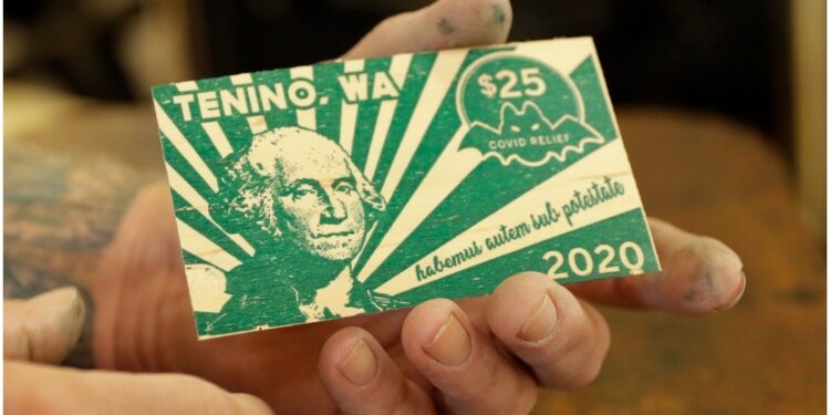 Ciudad fantasma de EE.UU. crea su propia moneda en madera para sobrevivir al covid-19