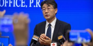 Jefe médico de China recibe vacuna experimental contra covid-19