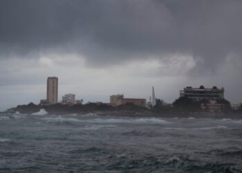 Isaías se intensifica a huracán categoría 1 al sur de las Bahamas