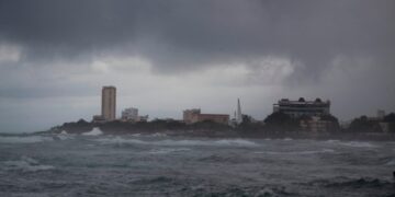 Isaías se intensifica a huracán categoría 1 al sur de las Bahamas