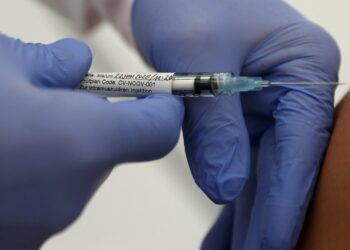Posible vacuna contra covid-19 de Oxford genera anticuerpos y es segura