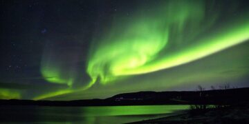 Dos fenómenos atmosféricos pintan simultáneamente el cielo