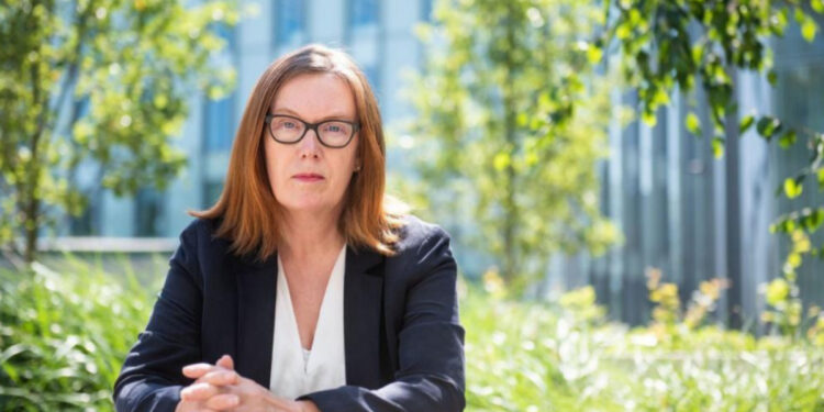 Sarah Gilbert, experimenta con sus trillizos vacuna contra COVID