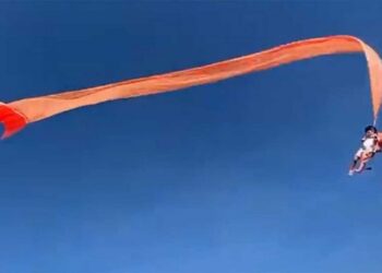 #Video Niña ‘vuela’ atrapada en papalote y sobrevive