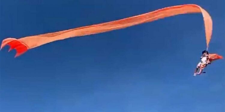 #Video Niña ‘vuela’ atrapada en papalote y sobrevive