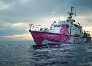 Barco humanitario pide ayuda tras rescate masivo de migrantes
