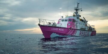 Barco humanitario pide ayuda tras rescate masivo de migrantes