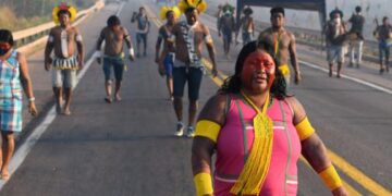 Indígenas de Brasil bloquean ruta amazónica en protesta