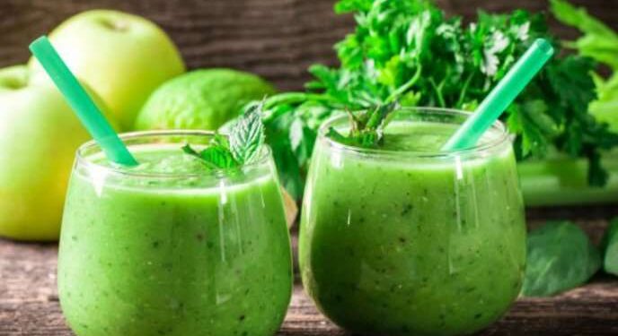 10 jugos verdes que puedes tomar en las mañanas