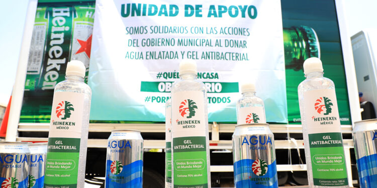 Heineken México aporta latas de agua y gel antibacterial