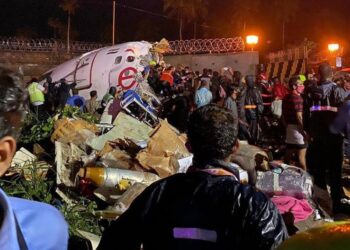 Avión de Air India se estrella  dejando 90 heridos y más de 10 muertos