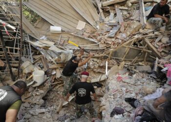 Encuentran a niña viva en Líbano; duró 24 horas bajo los escombros