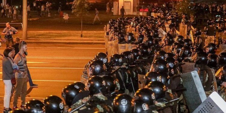 Bielorrusia detiene a 2 mil personas durante protestas por elecciones